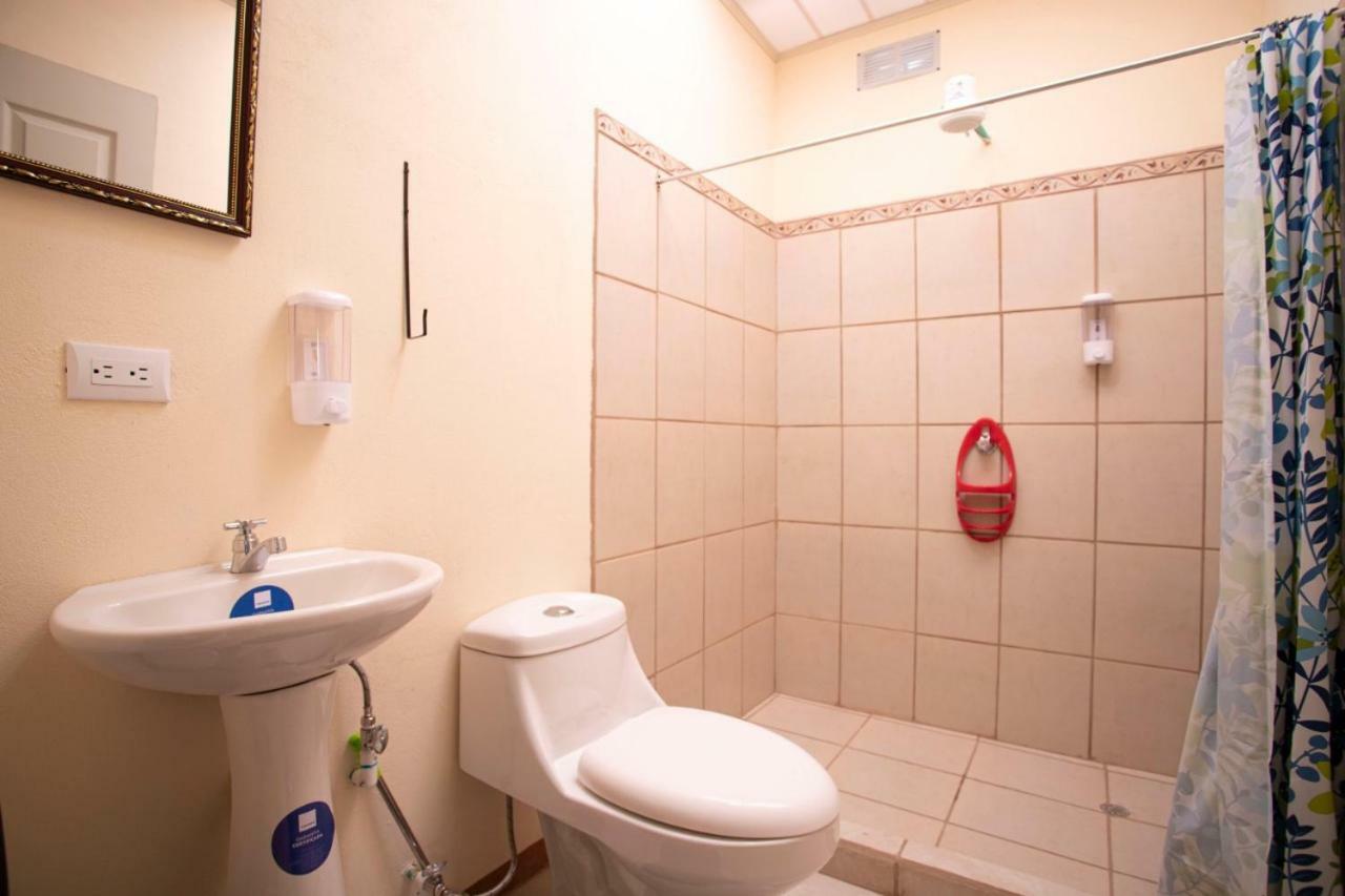 Hostal Flor De Katty Airport *